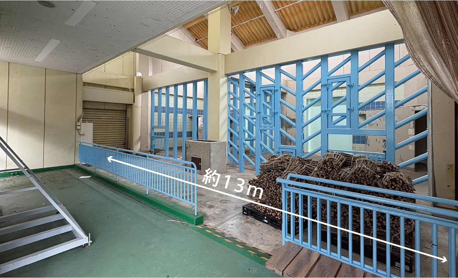 B _ 旧インドゾウ舎・屋内